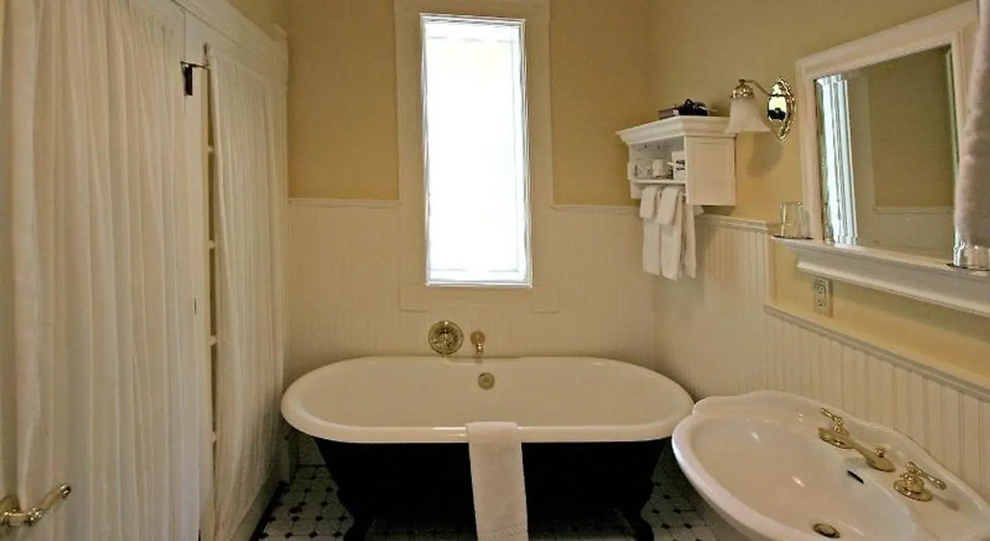Healdsburg Inn, A Four Sisters Inn Badezimmer