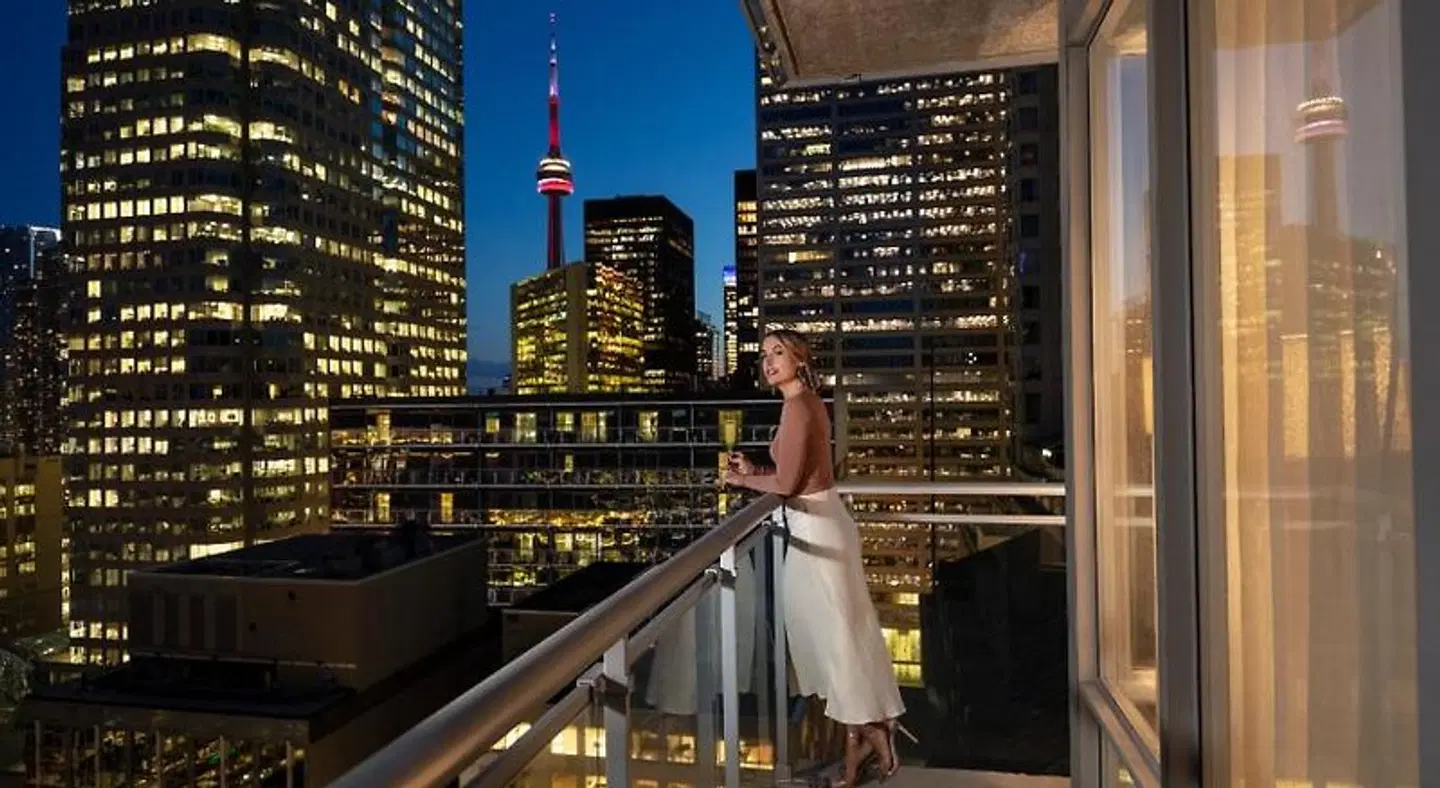 Cosmopolitan Toronto Centre Hotel and Spa EXTERIOR