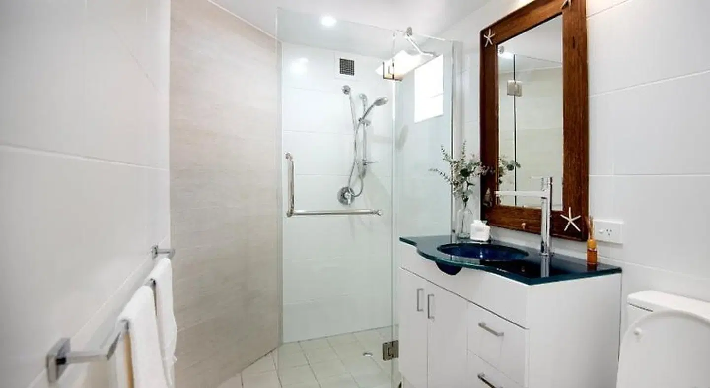 Golden Sands Beachfront Apartment Resort Badezimmer