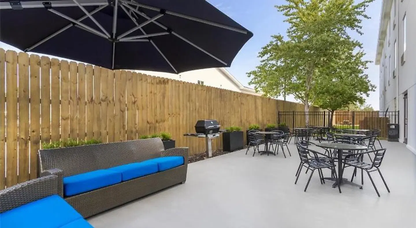 Best Western Plus Executive & Suites Bar