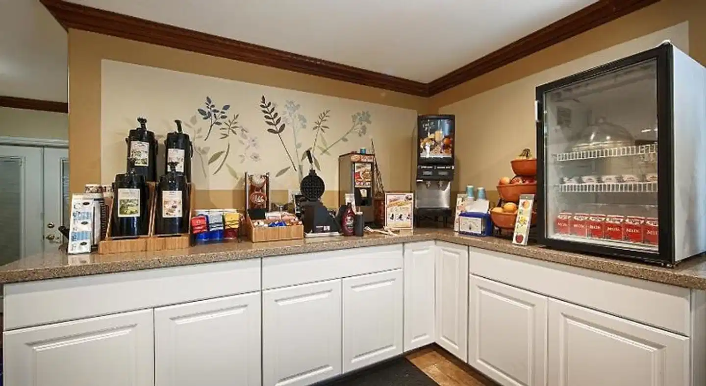 Best Western Harbour Inn & Suites Huntington - Sunset Beach Lobby
