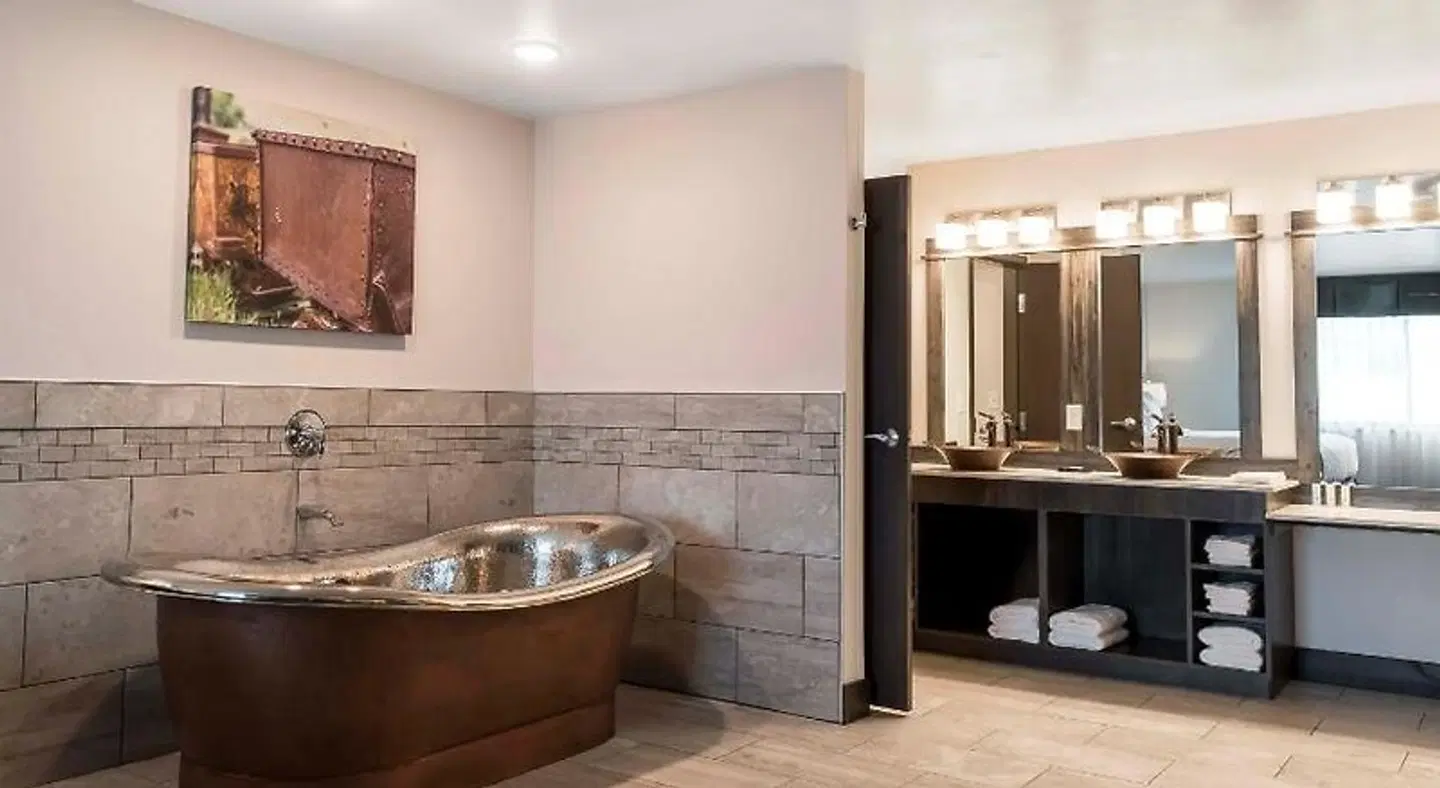 The Copper King Hotel and Convention Center Badezimmer