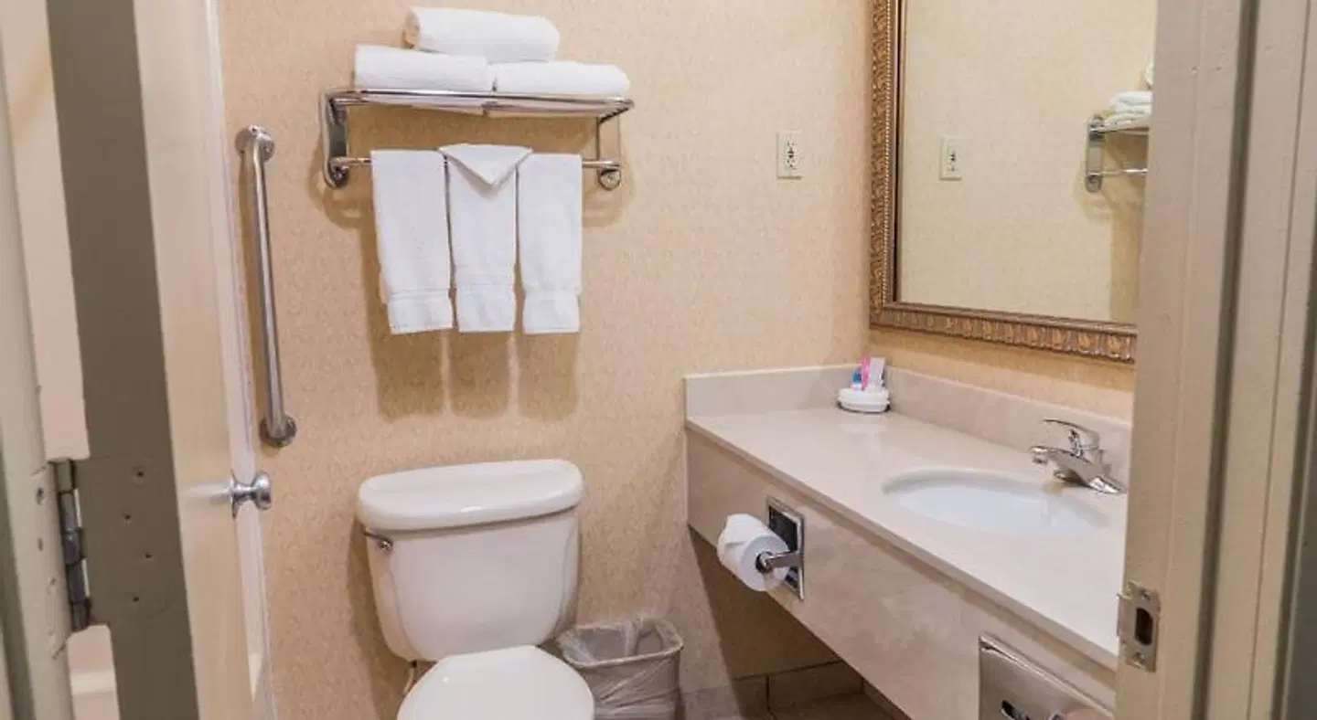 Best Western Inn & Suites Badezimmer