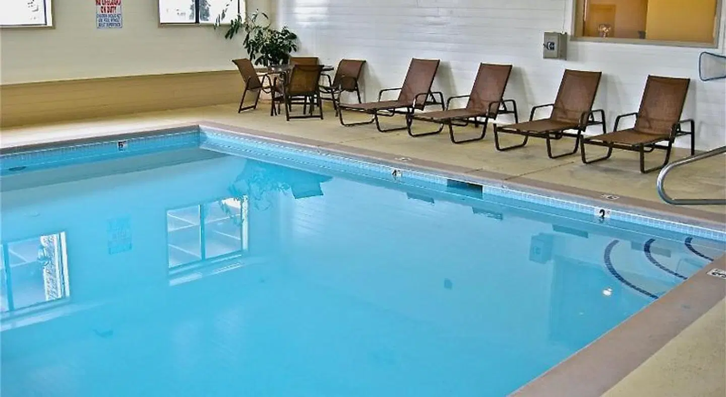 Best Western Inn & Suites OUTDOOR_POOL