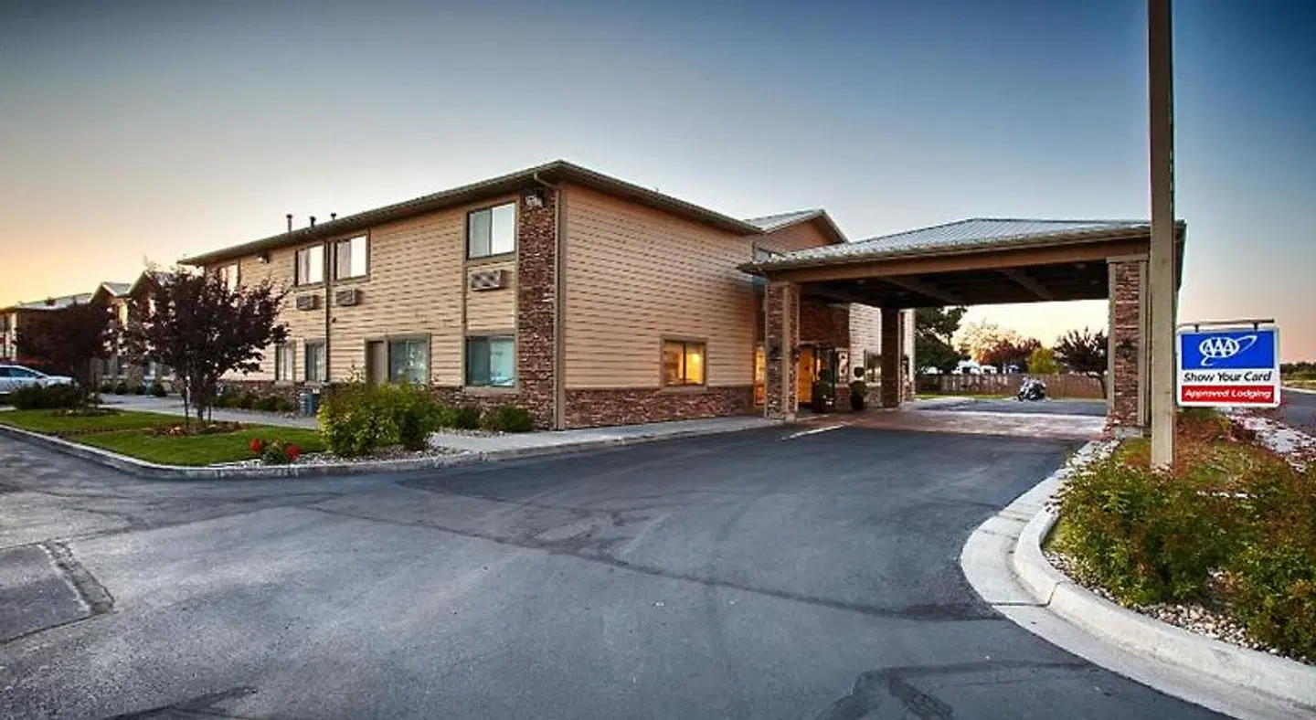 Best Western Inn & Suites EXTERIOR