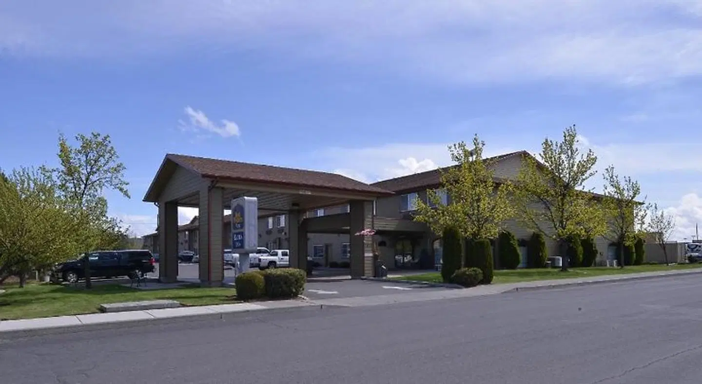 Best Western Plus Rama Inn EXTERIOR