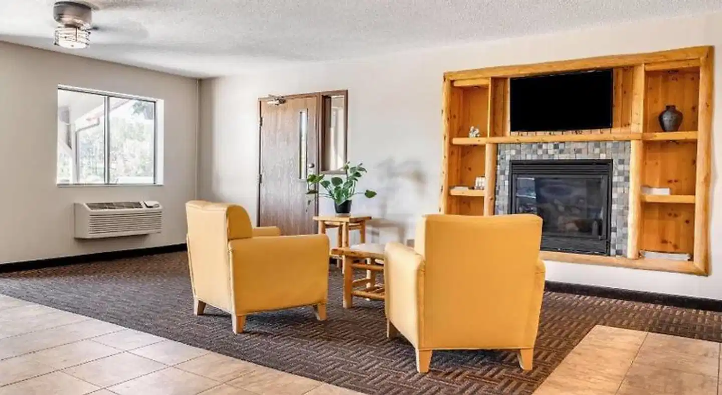 Super 8 by Wyndham Custer/Crazy Horse Area Lobby