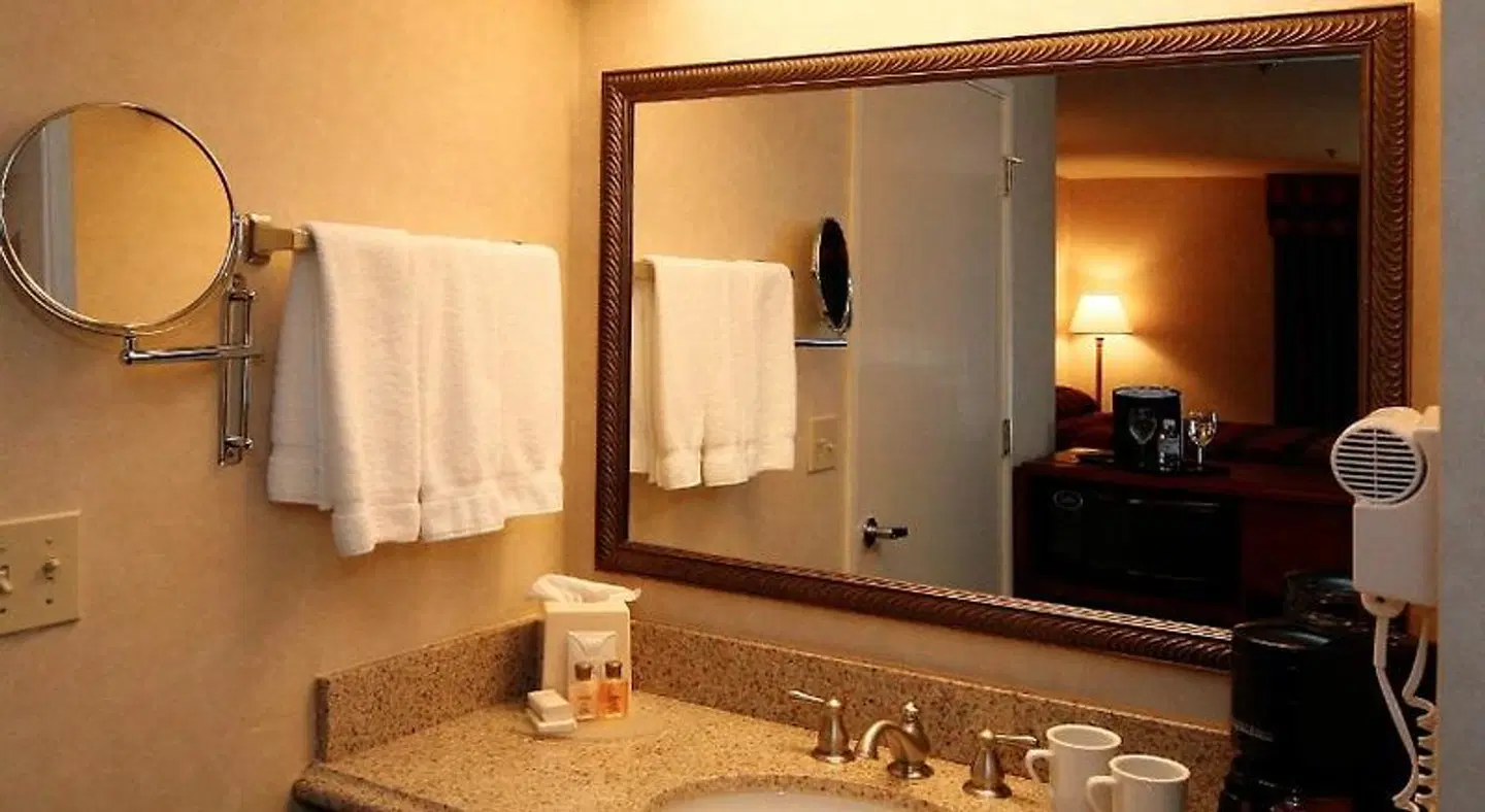 Executive Inn & Suites Embarcadero Cove Badezimmer