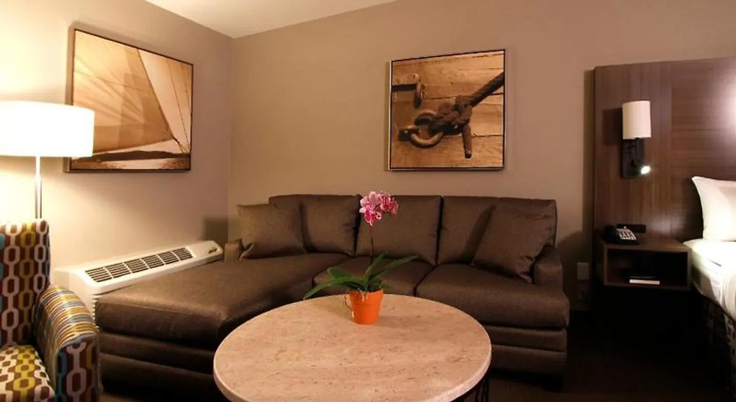 Executive Inn & Suites Embarcadero Cove ROOM_EXAMPLE