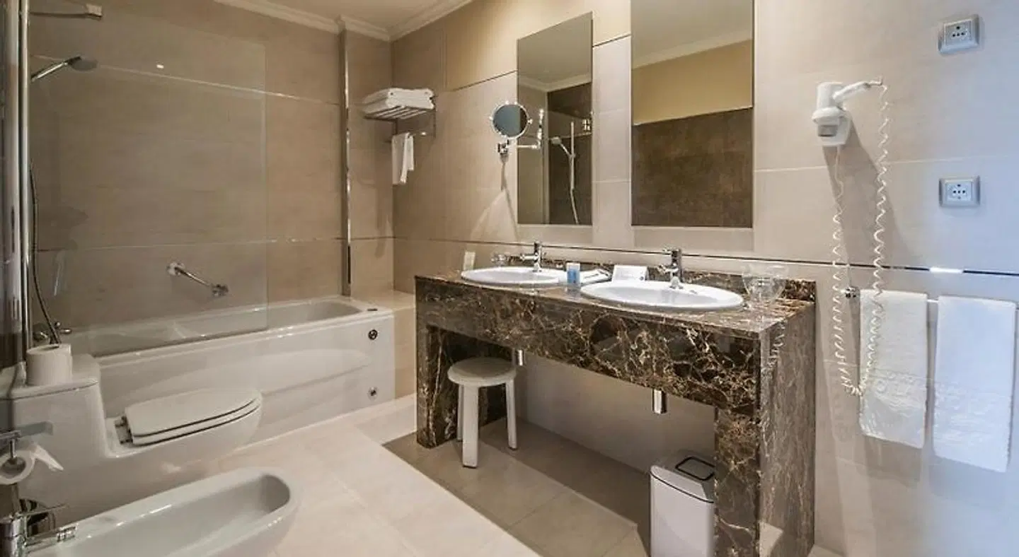 Hotel & Talaso  Louxo La Toja Badezimmer