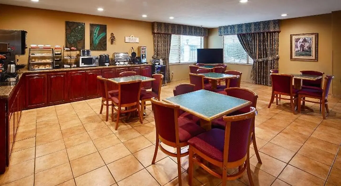 Best Western Abilene Inn & Suites Bar