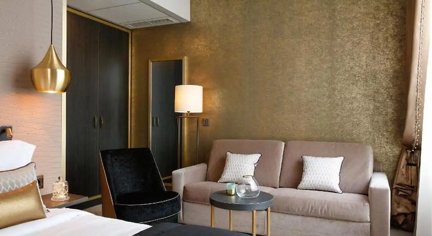 Niepce Paris, Curio Collection by Hilton Wohnbeispiel