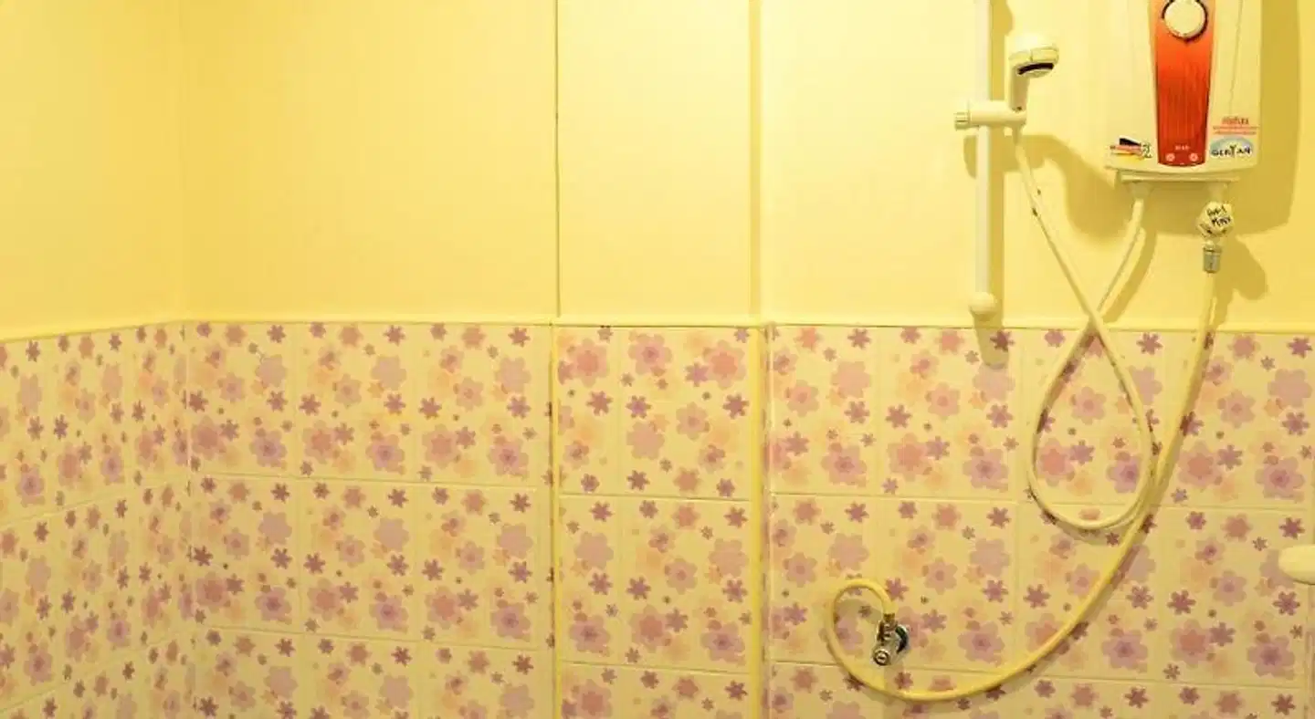 Khaolak Wandee Hostel Badezimmer