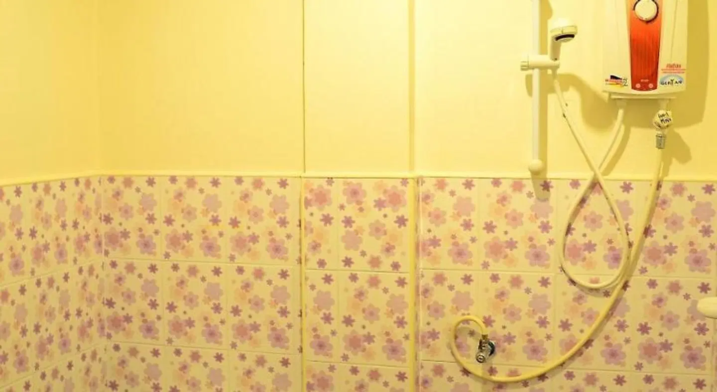 Khaolak Wandee Hostel Badezimmer