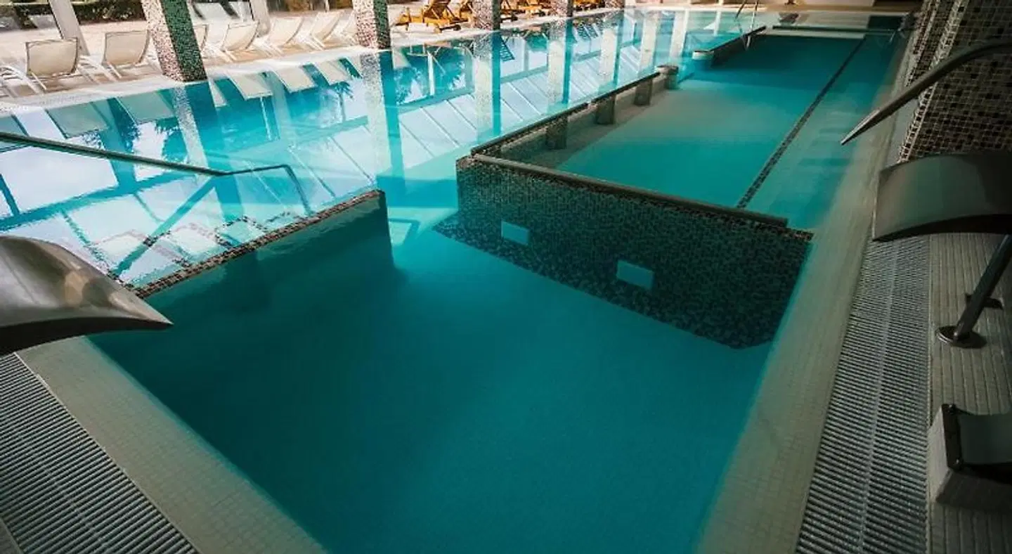 Château Les Dryades Golf & Spa Hallenbad