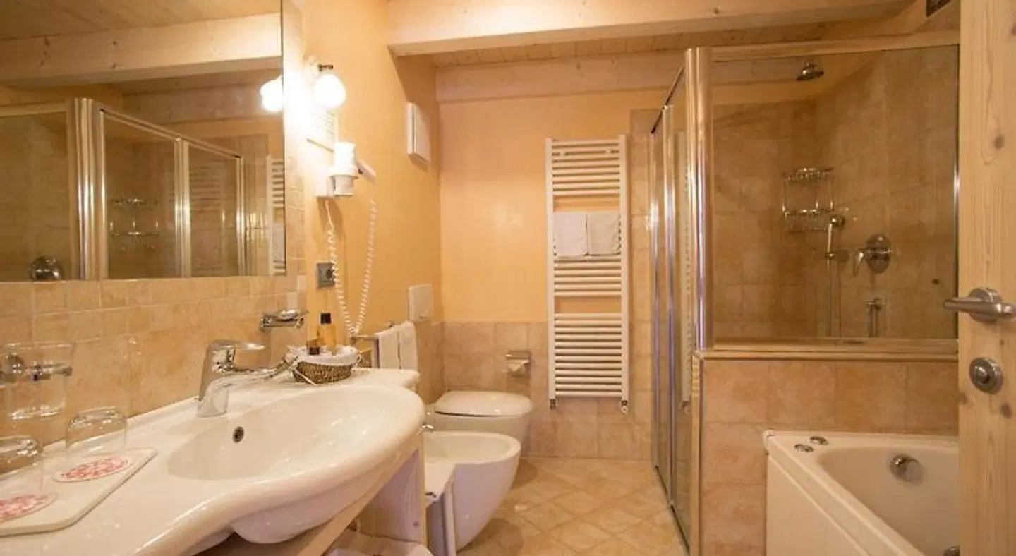 Castelir Suite Hotel Badezimmer