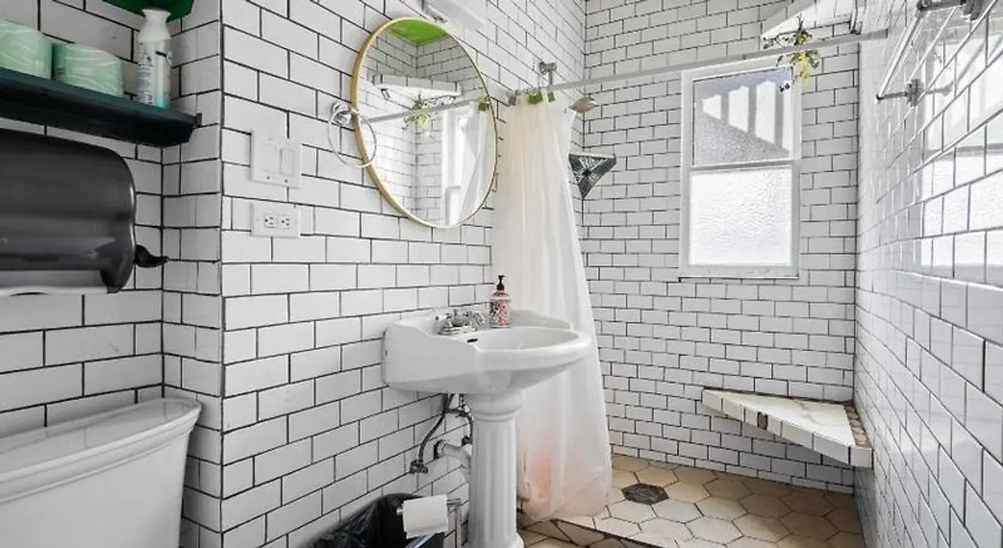 Bunk & Brew Historic Lucas House Badezimmer