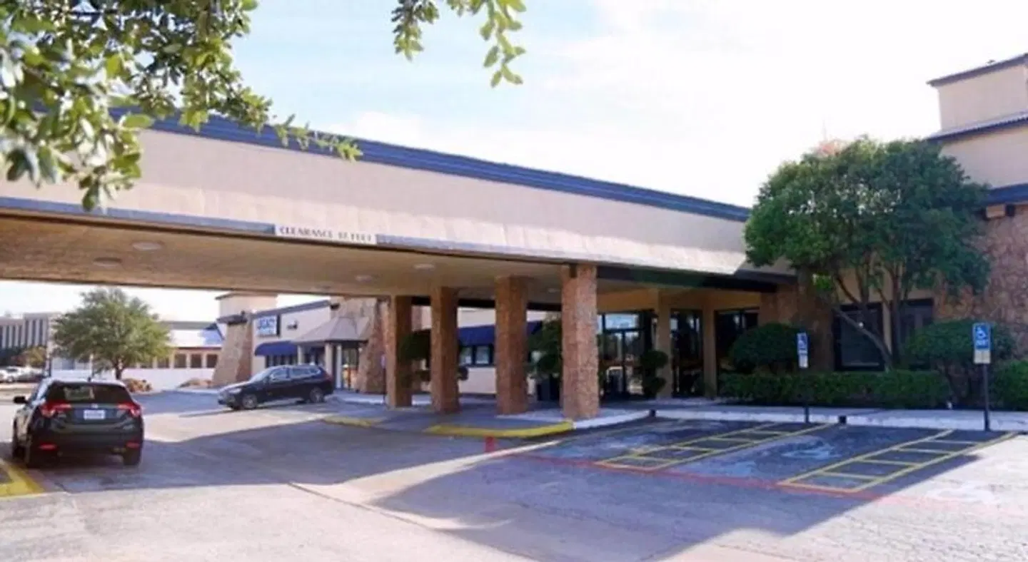 The Inn and Suites at 34 Fifty EXTERIOR