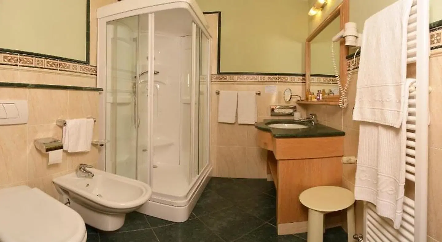 Hotel Alle Alpi Badezimmer