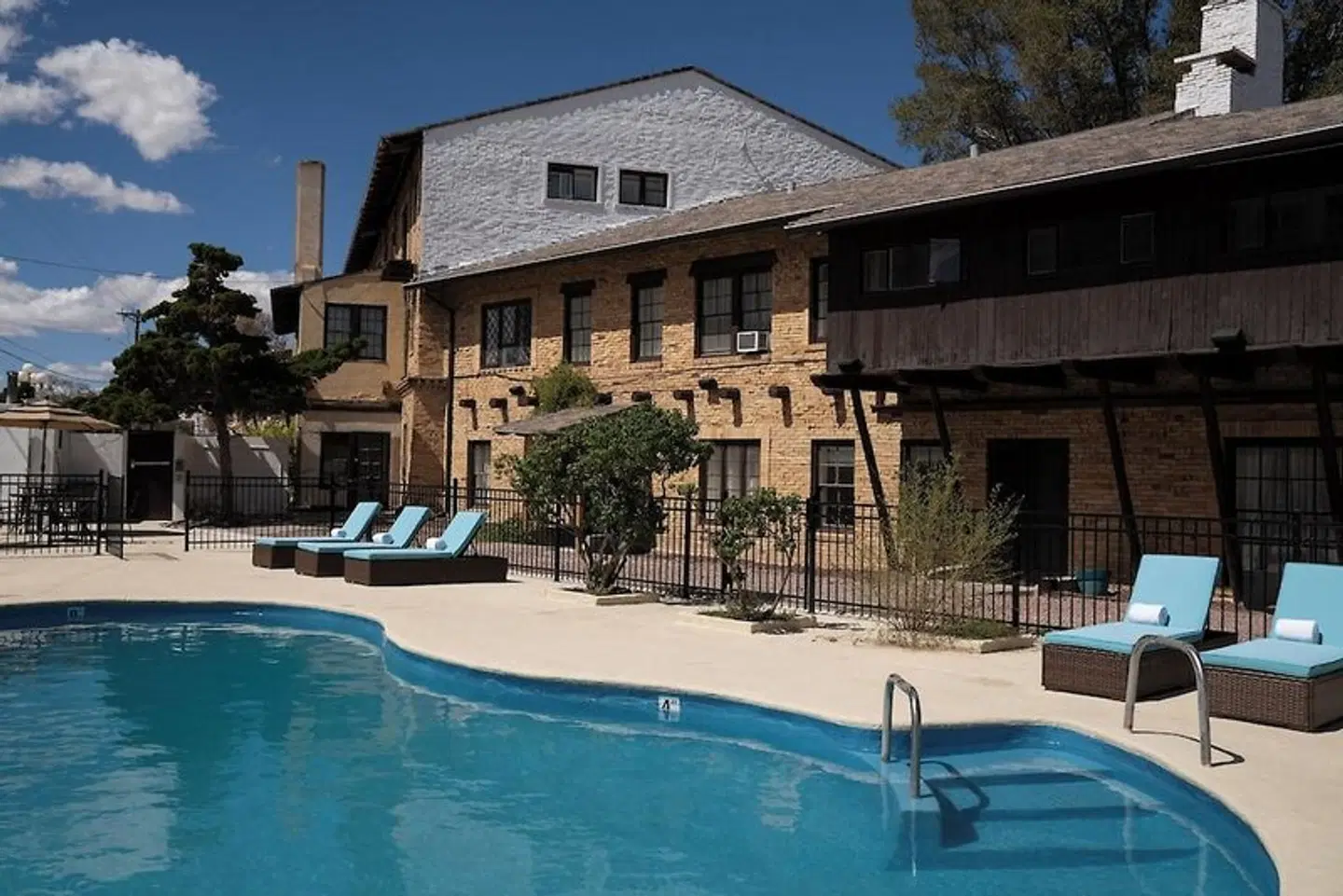 Hotel El Rancho EXTERIOR