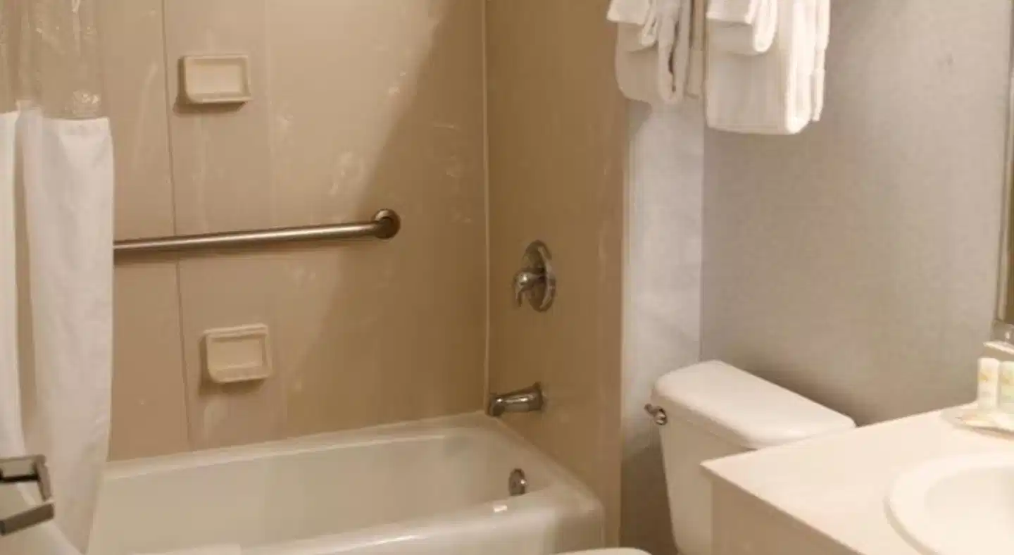 Cocoa Beach Suites Hotel Badezimmer