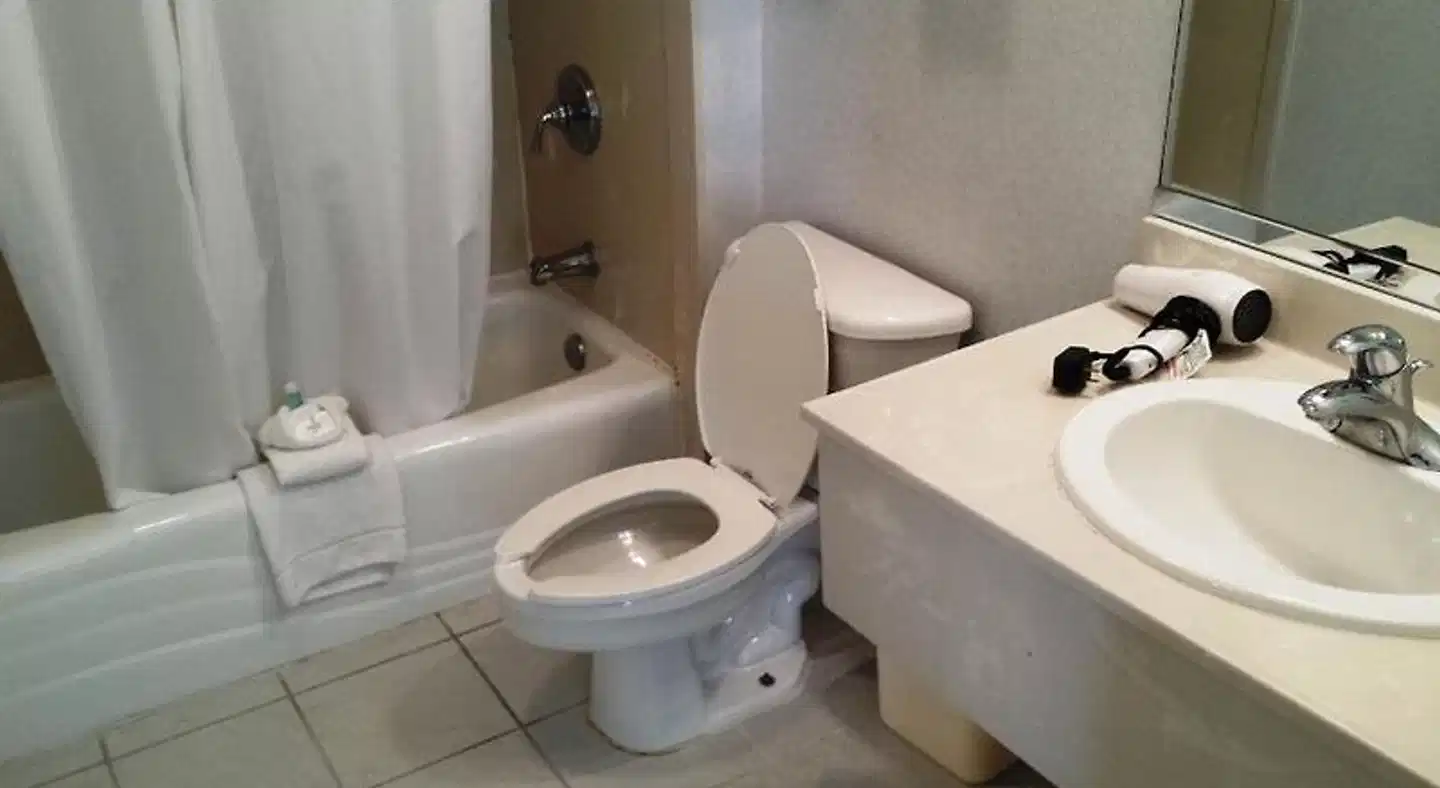 Cocoa Beach Suites Hotel Badezimmer