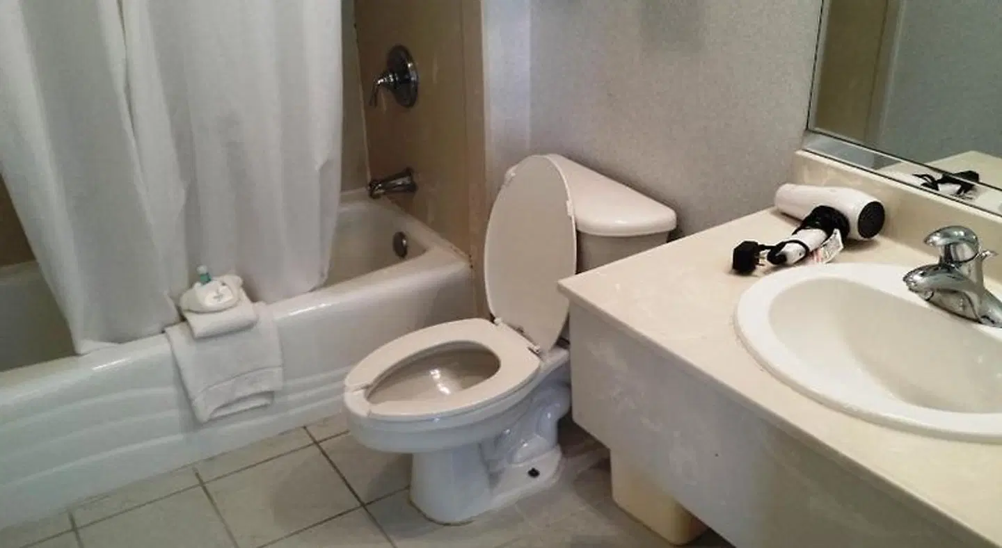 Cocoa Beach Suites Hotel Badezimmer