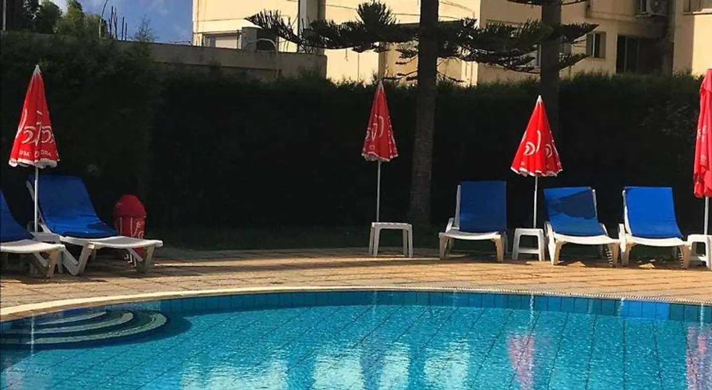 Pigeon Beach Hotel Apartments Hallenbad