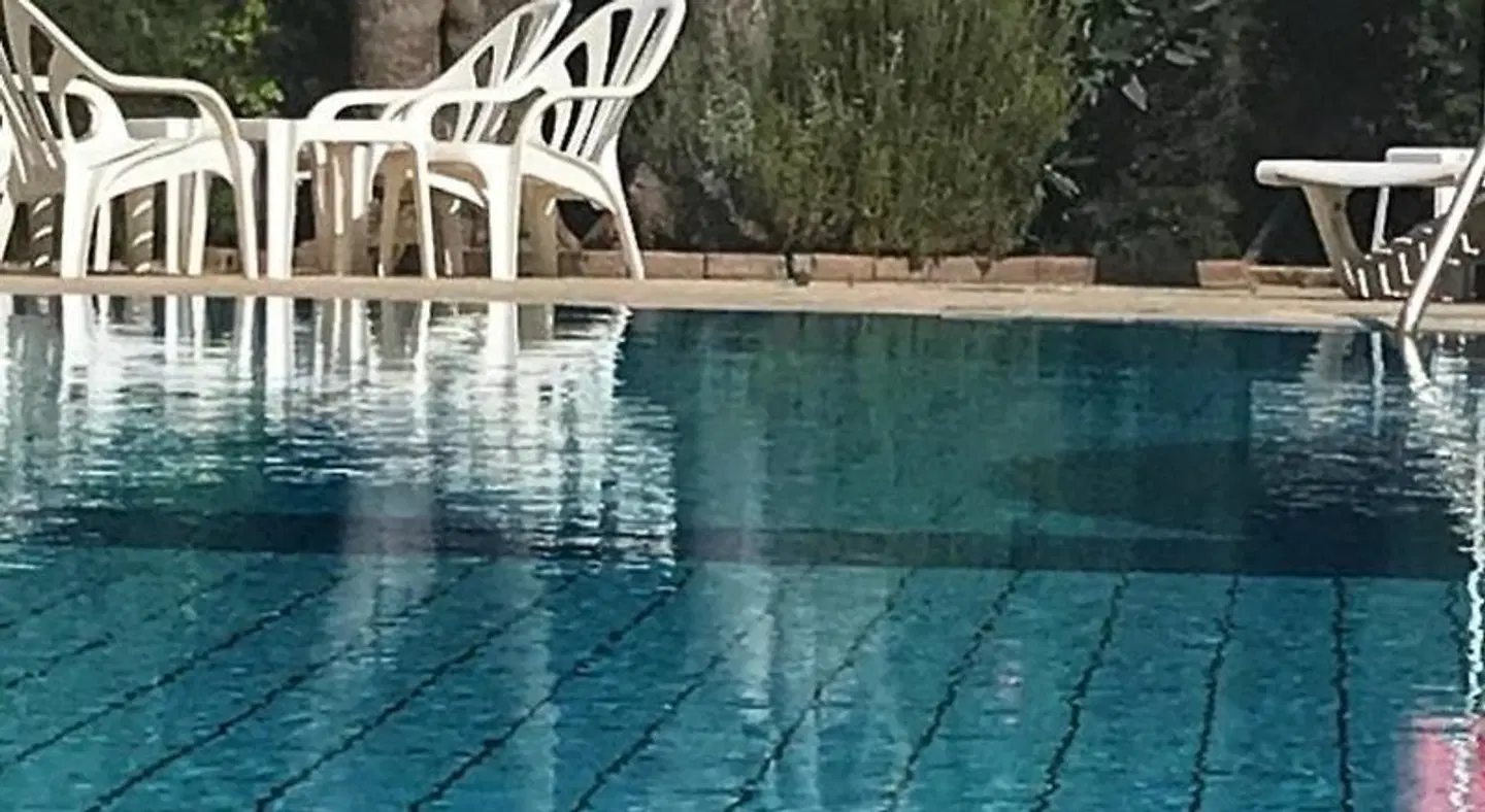Pigeon Beach Hotel Apartments Hallenbad