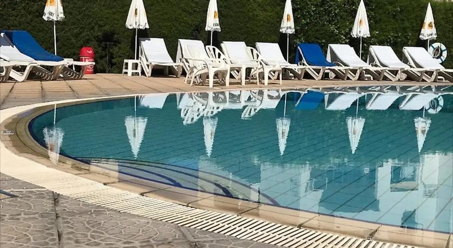 Pigeon Beach Hotel Apartments OUTDOOR_POOL
