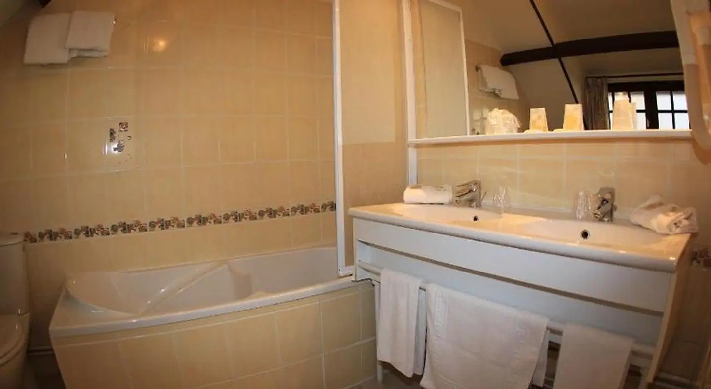 Hôtel Le Chantilly Badezimmer