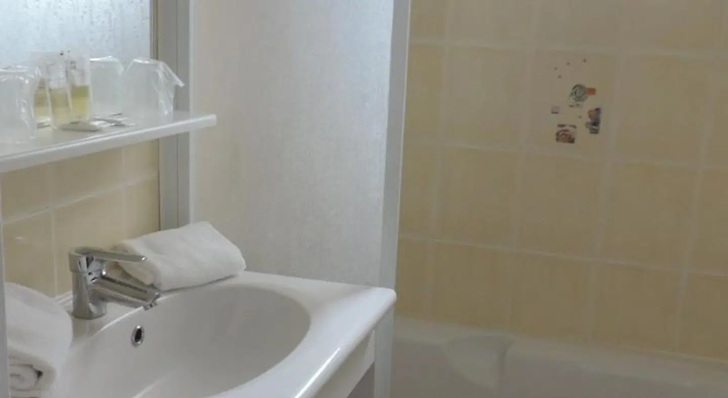 Hôtel Le Chantilly Badezimmer