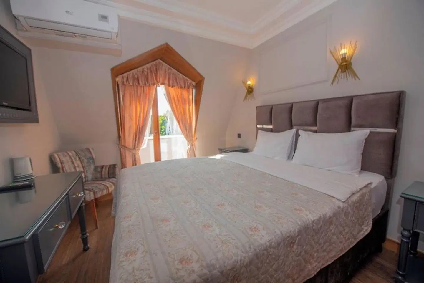 Daphne ROOM_EXAMPLE