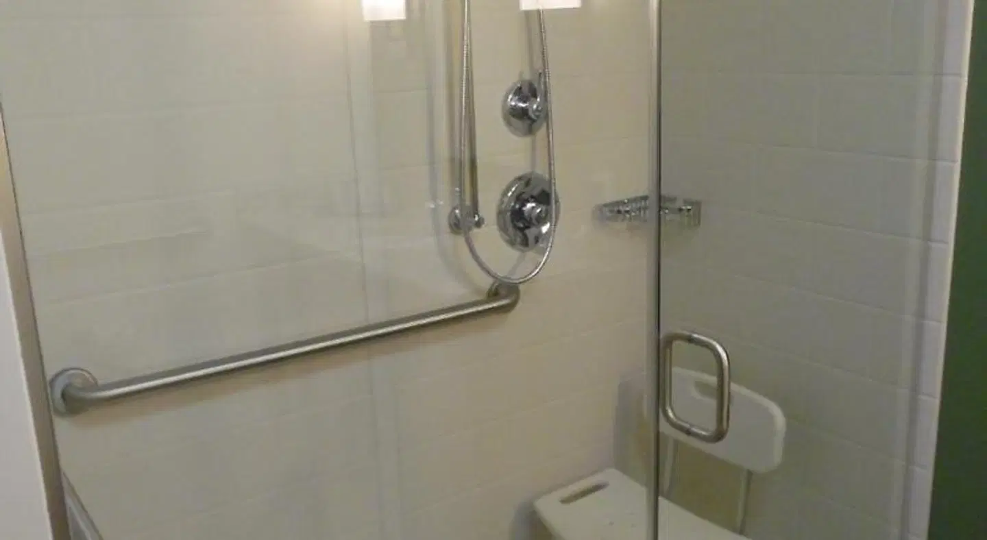 Sleep Inn & Suites Airport Badezimmer