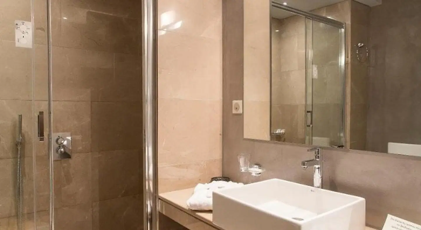 Orizontes Tzoumerkon Hotel Resort Badezimmer