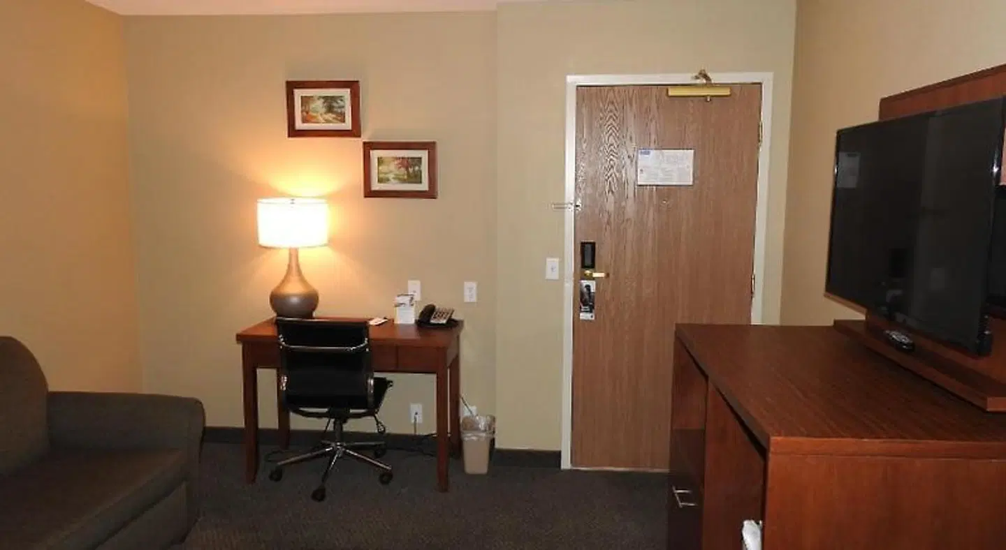 Comfort Inn & Suites ROOM_EXAMPLE