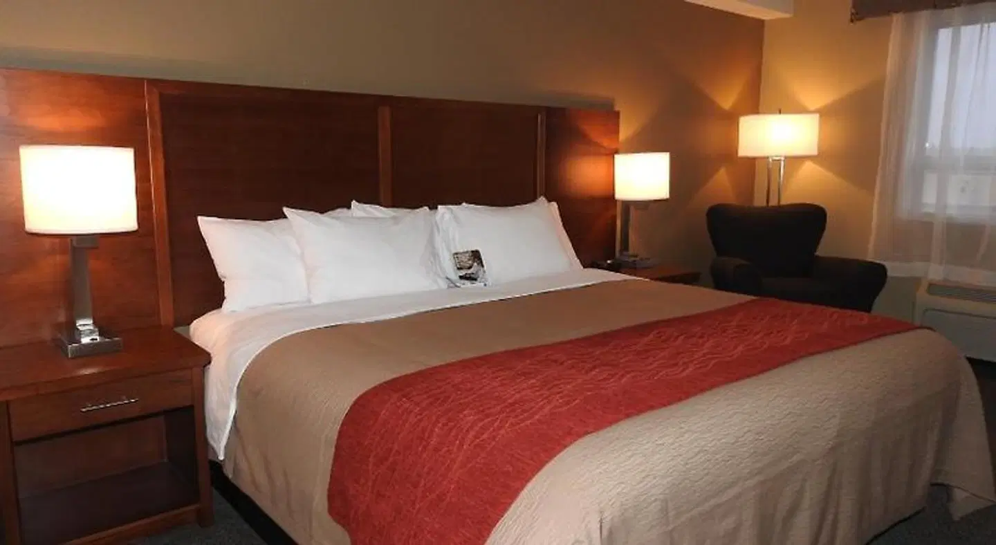 Comfort Inn & Suites ROOM_EXAMPLE