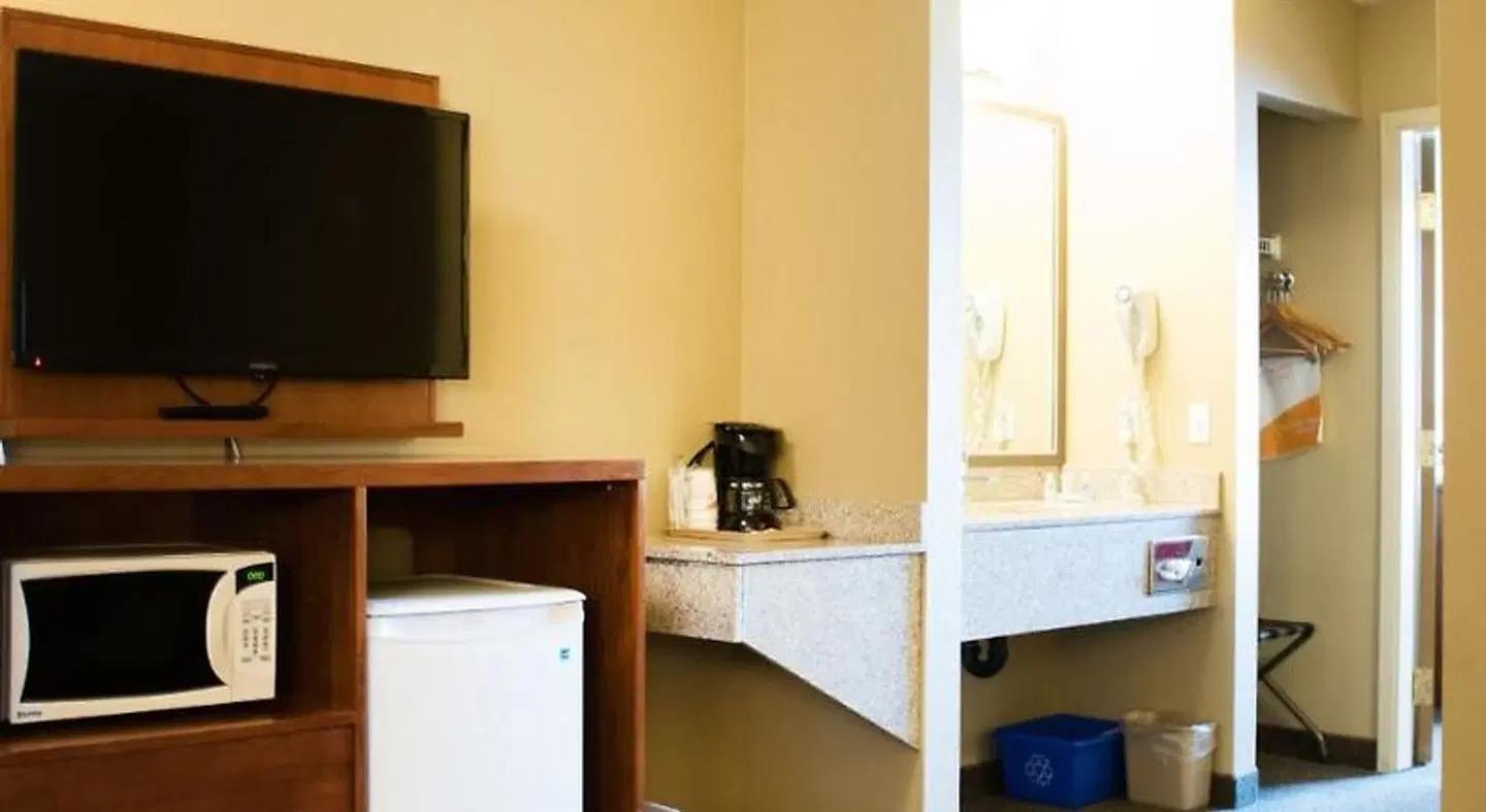 Comfort Inn & Suites ROOM_EXAMPLE