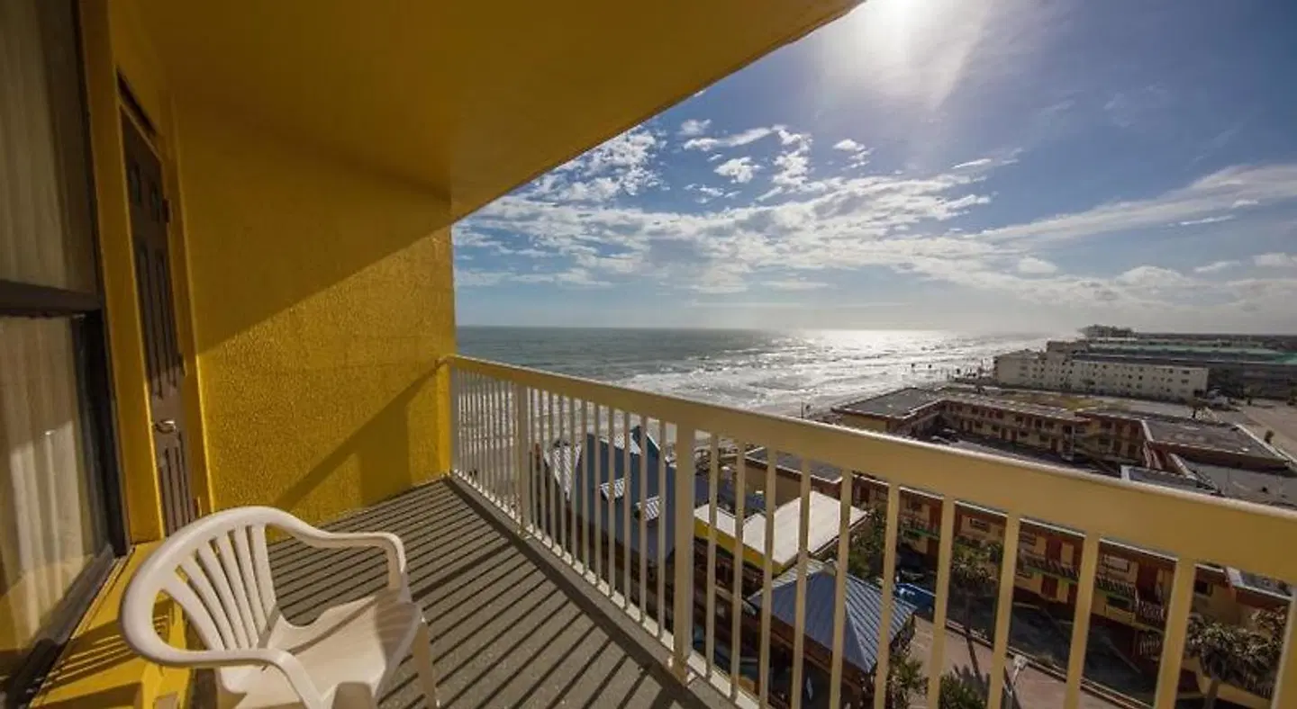 Comfort Inn & Suites Daytona Beach Oceanfront Terrasse