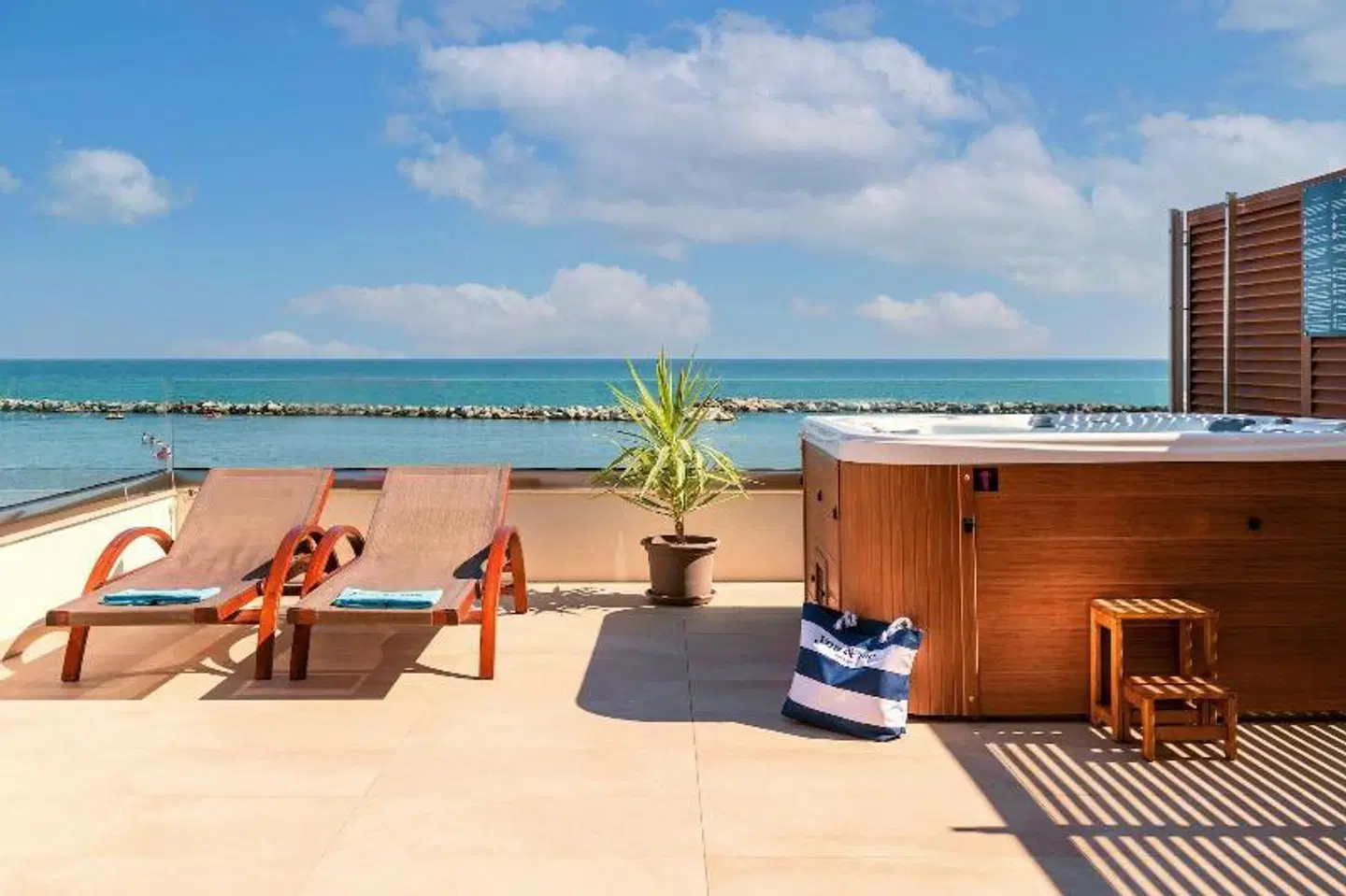 You & Me Beach Hotel Strand