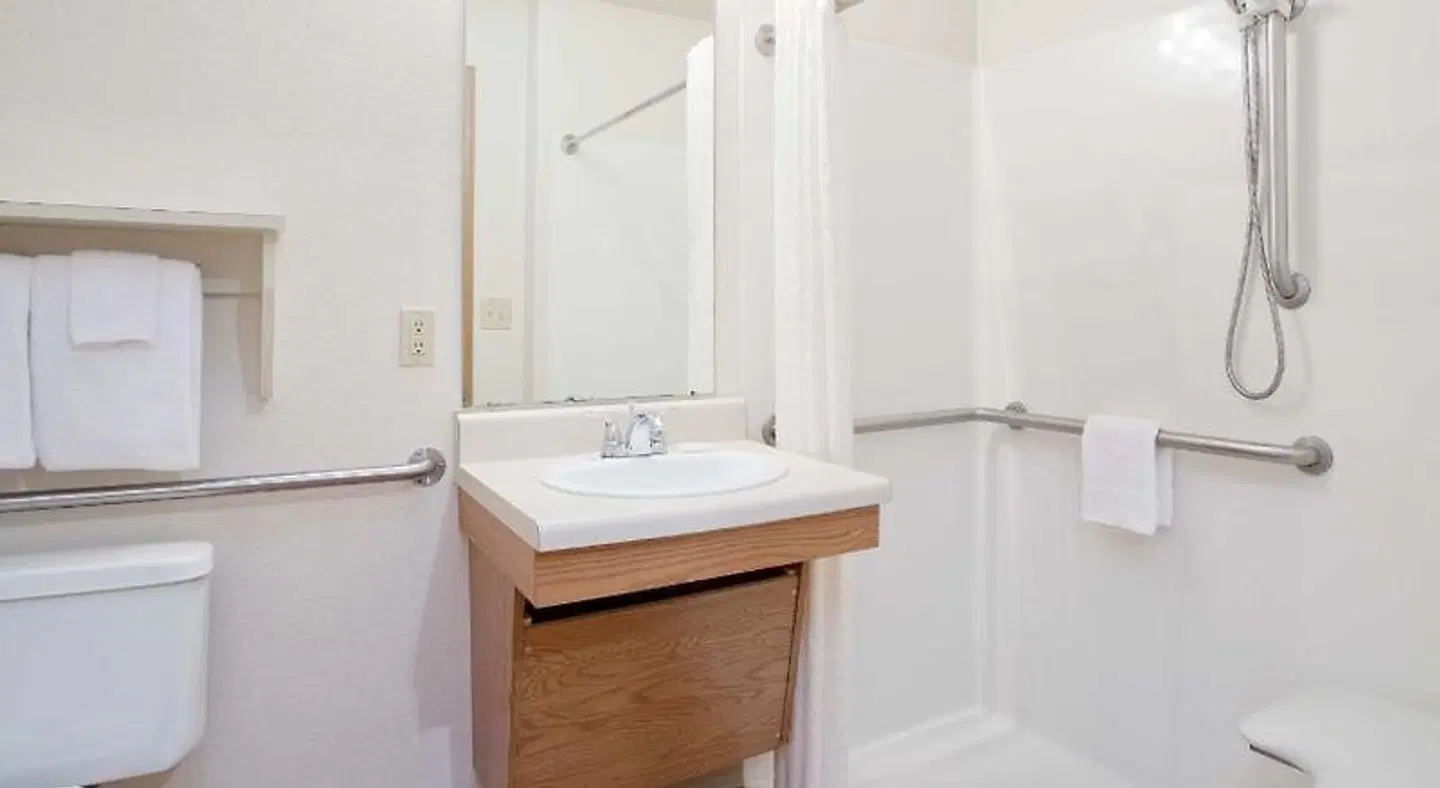 WoodSpring Suites Abilene Badezimmer