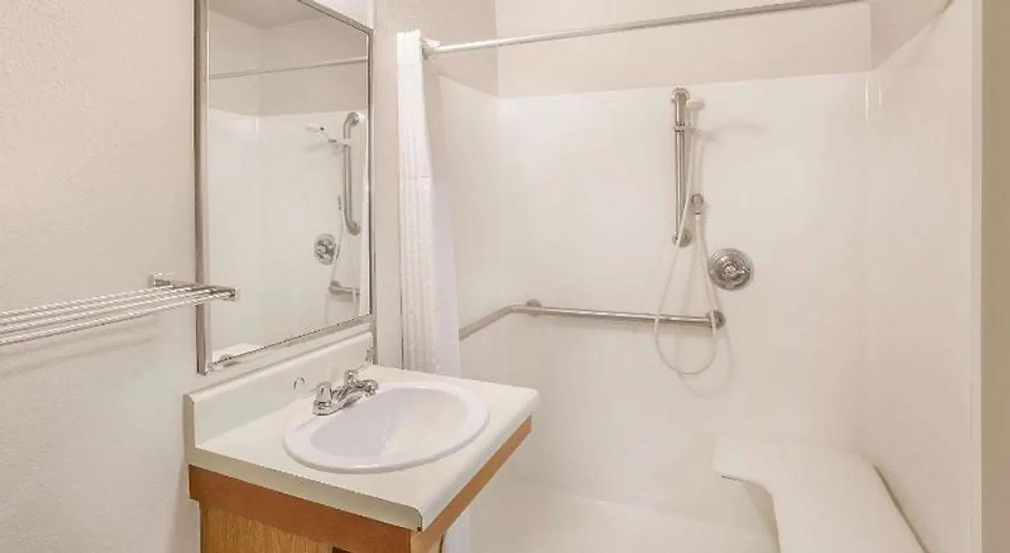 WoodSpring Suites Abilene Badezimmer