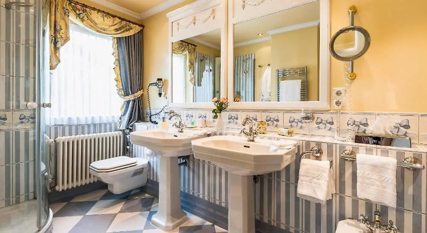 Relais & Châteaux Hotel Schwarzmatt Badezimmer