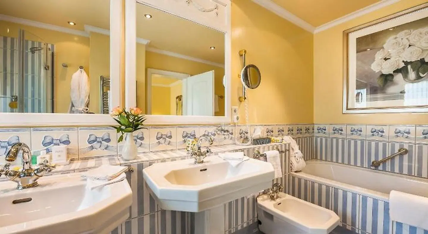 Relais & Châteaux Hotel Schwarzmatt Badezimmer