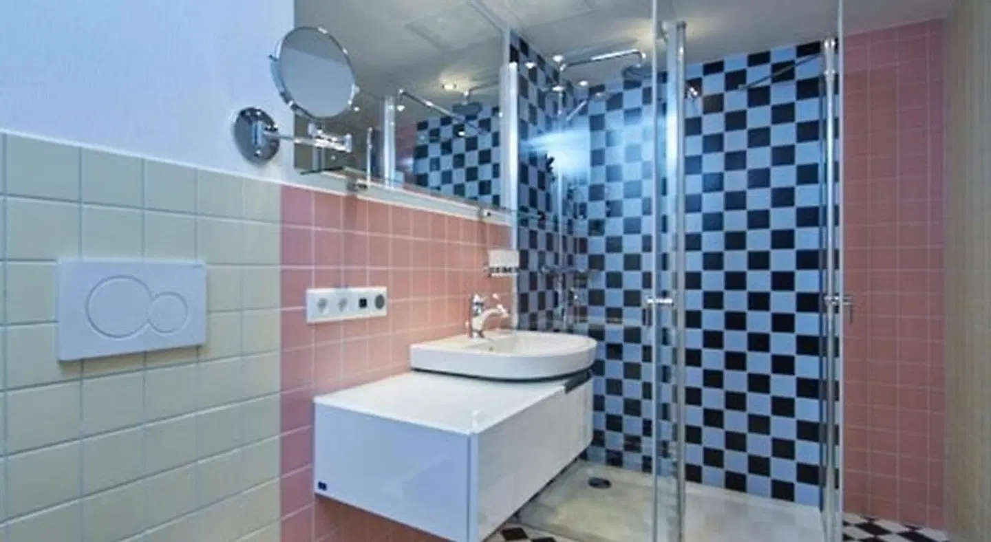BERNSTEIN 50'S SEASIDE MOTEL Badezimmer