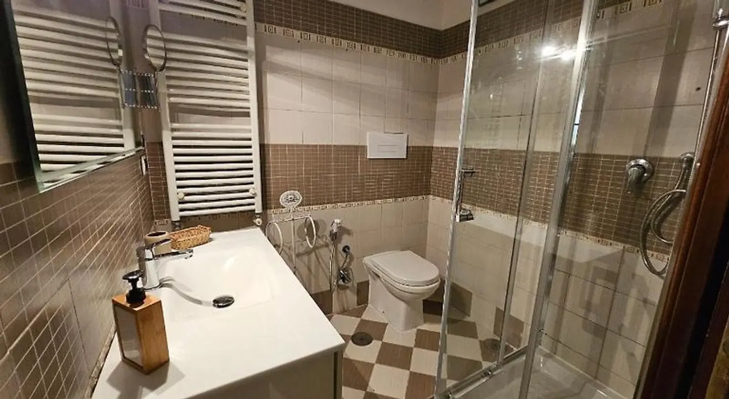 Spanish Palace Rooms, Apartment & Terrace Badezimmer