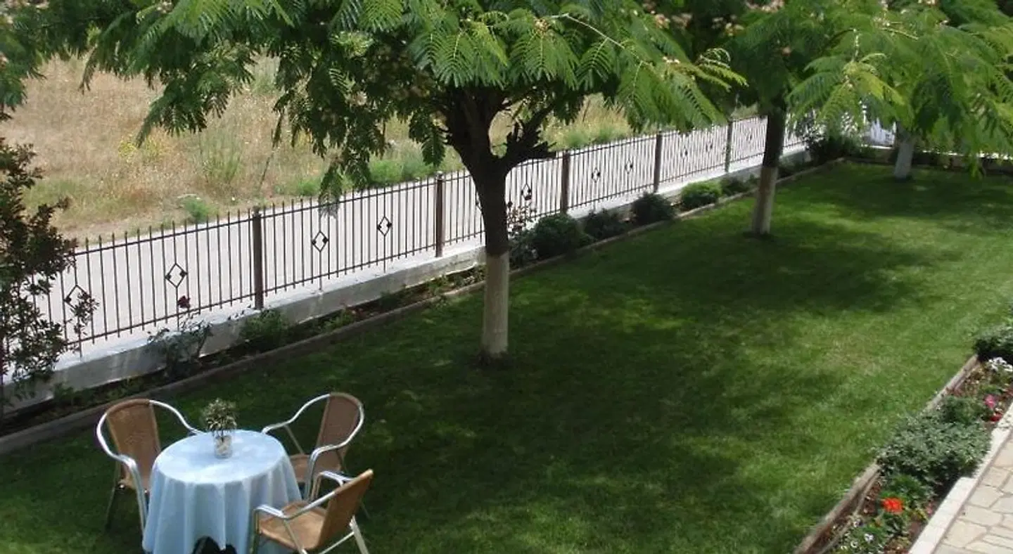 Zisis Garden Studios Garten