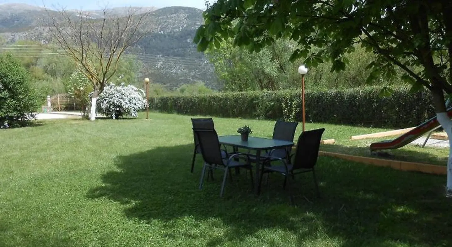 Zisis Garden Studios Garten