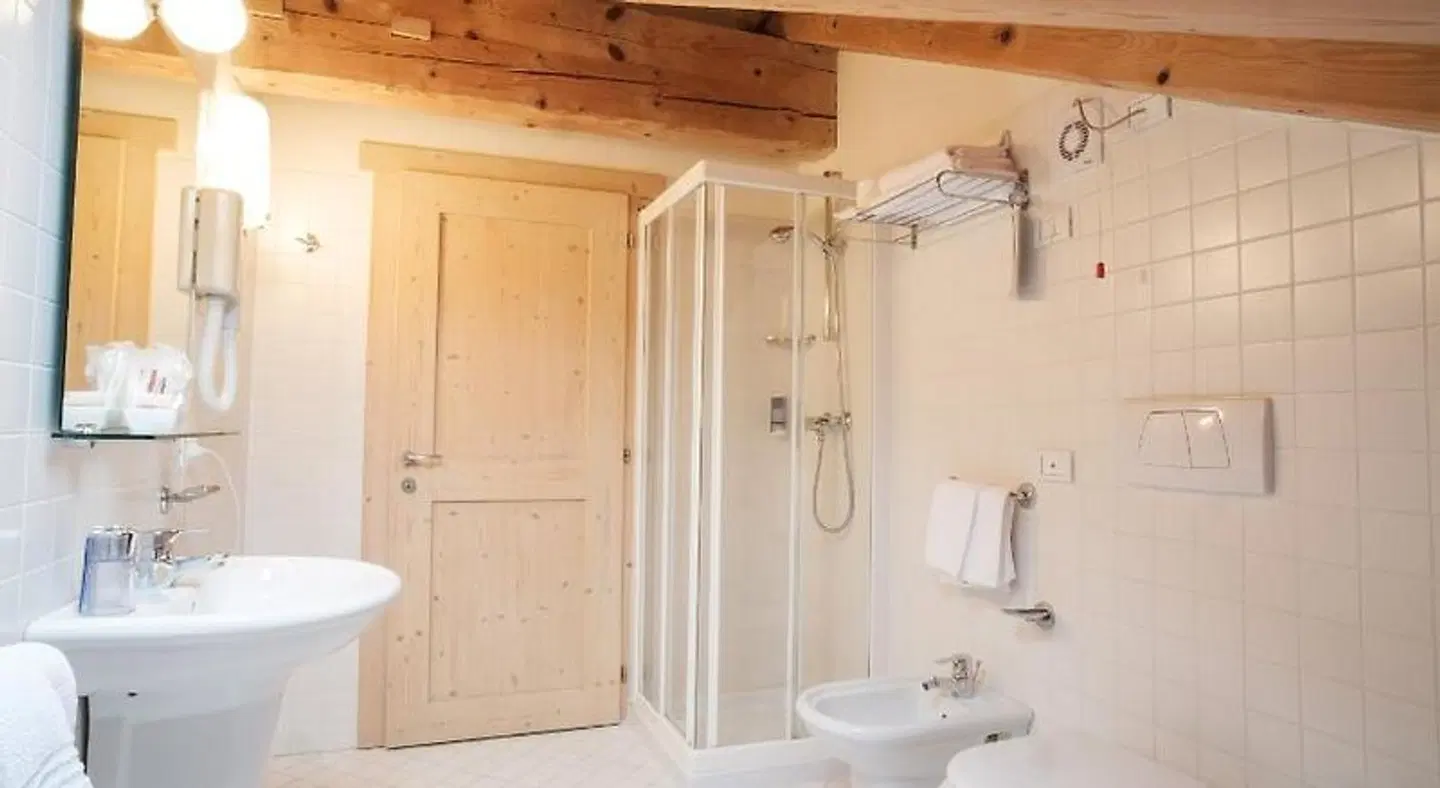 Casa Moresc Albergo Garni Badezimmer