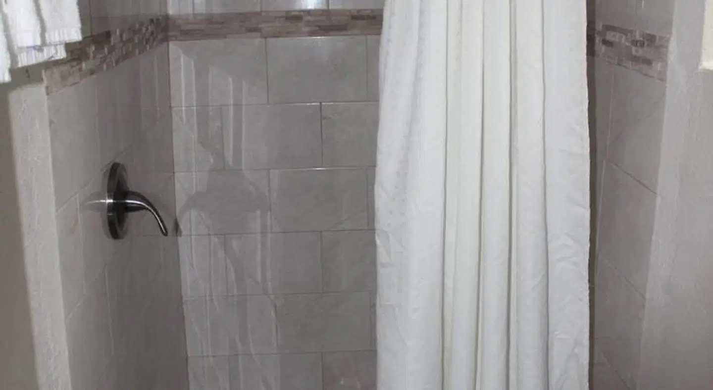 Shoreline All Suites Inn & Cabana Colony Cottages Badezimmer